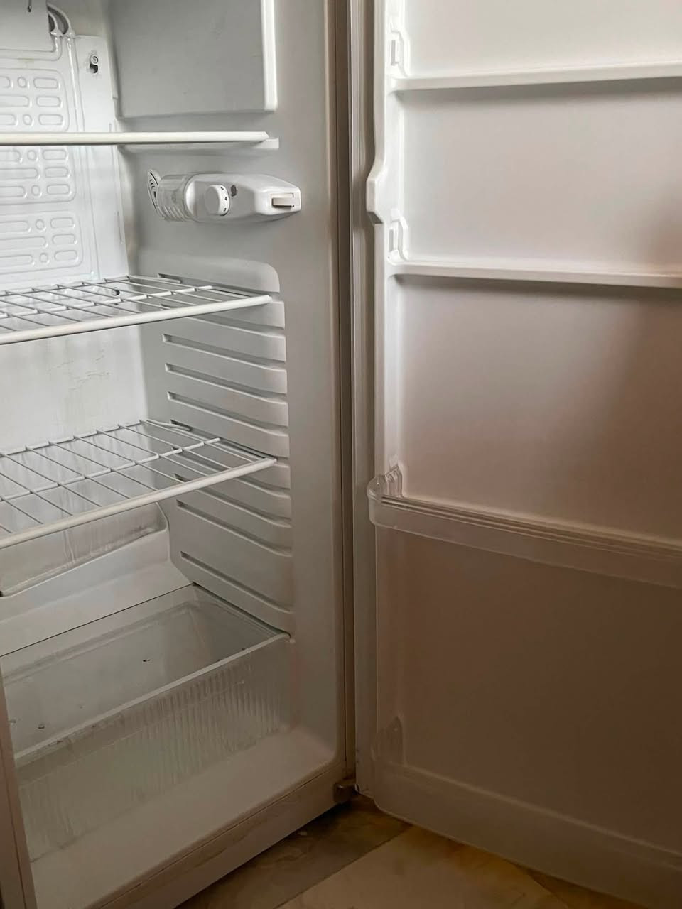 للبيع ثلاجة وادي بحالة ممتازة
* شغالة 100% وما بيها أي عطل.
* التبريد والفريزر ممتازين.
* استخدام بيت فقط لمدة 5 سنوات.
* نظيفة وجاهزة للاستخدام مباشرة 
المكان بغداد المشتل 
السعر ١٨٠ وبيها مجال
***********
