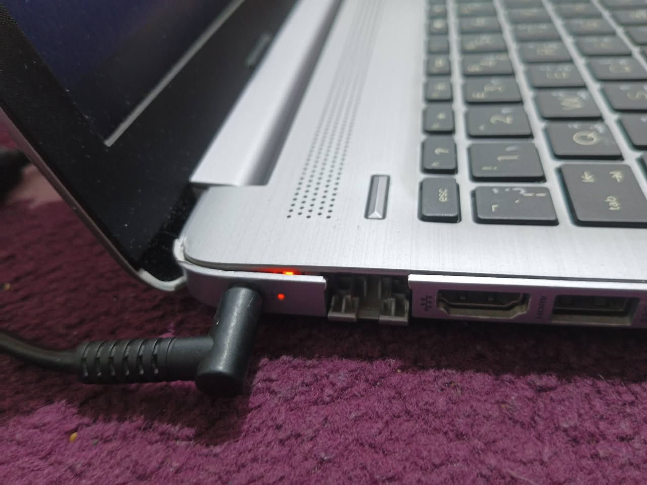 لابتوب HP 255 G7 للبيع
‏المواصفات :
‏المعالج: AMD Ryzen 5 3500U (أداء قوي يعادل Intel i5 الجيل العاشر).
‏كارت الشاشة: Radeon Vega 8 (أداء ممتاز للألعاب والجرافيك).
‏الذاكرة (RAM): سعة 8GB DDR4.
‏التخزين: هارد SSD M.2 سعة 256GB (سريع جداً في الإقلاع).
‏الشاشة: 15.6 بوصة بدقة Full HD.
‏ملاحظة الشاصي بيه ملاحظه بسيطه موضحه بالصورة 
‏والبطارية ادائها متوسط الافضل تستخدمها مع الشحن.
‏السعر 250 الف قفل
‏المكان: بغداد - الدورة.
‏واتساب: ***********
‏
