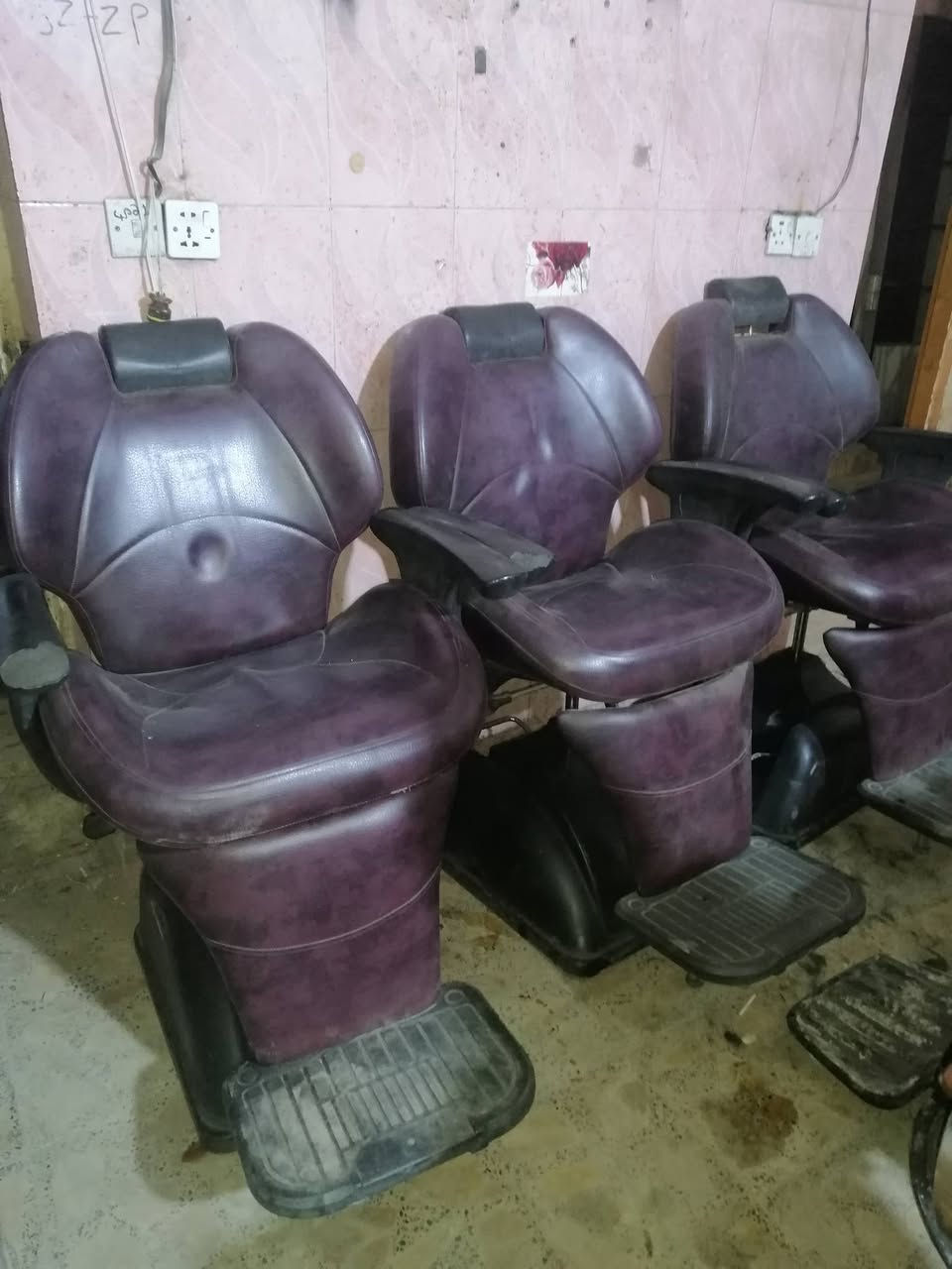 السلام عليكم كراسي مستعمله للبيع عدد ٣ بغداد حي القاهره ***********
