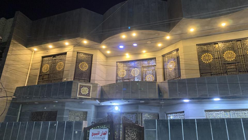 السلام عليكم بيت للبيع المساحة 200م البيت سنجيل على شارع وفرع في الدوانم شارع ابو الاحرار يتكون من 4غرف واستقبال ومطبخ وثلاث حمامات والغرف اسويتات +منضومة كاميرات وخدمات كاملة من ماء ومجاري وكهرباء للاستفسار المراسلة او الاتصال ***********
