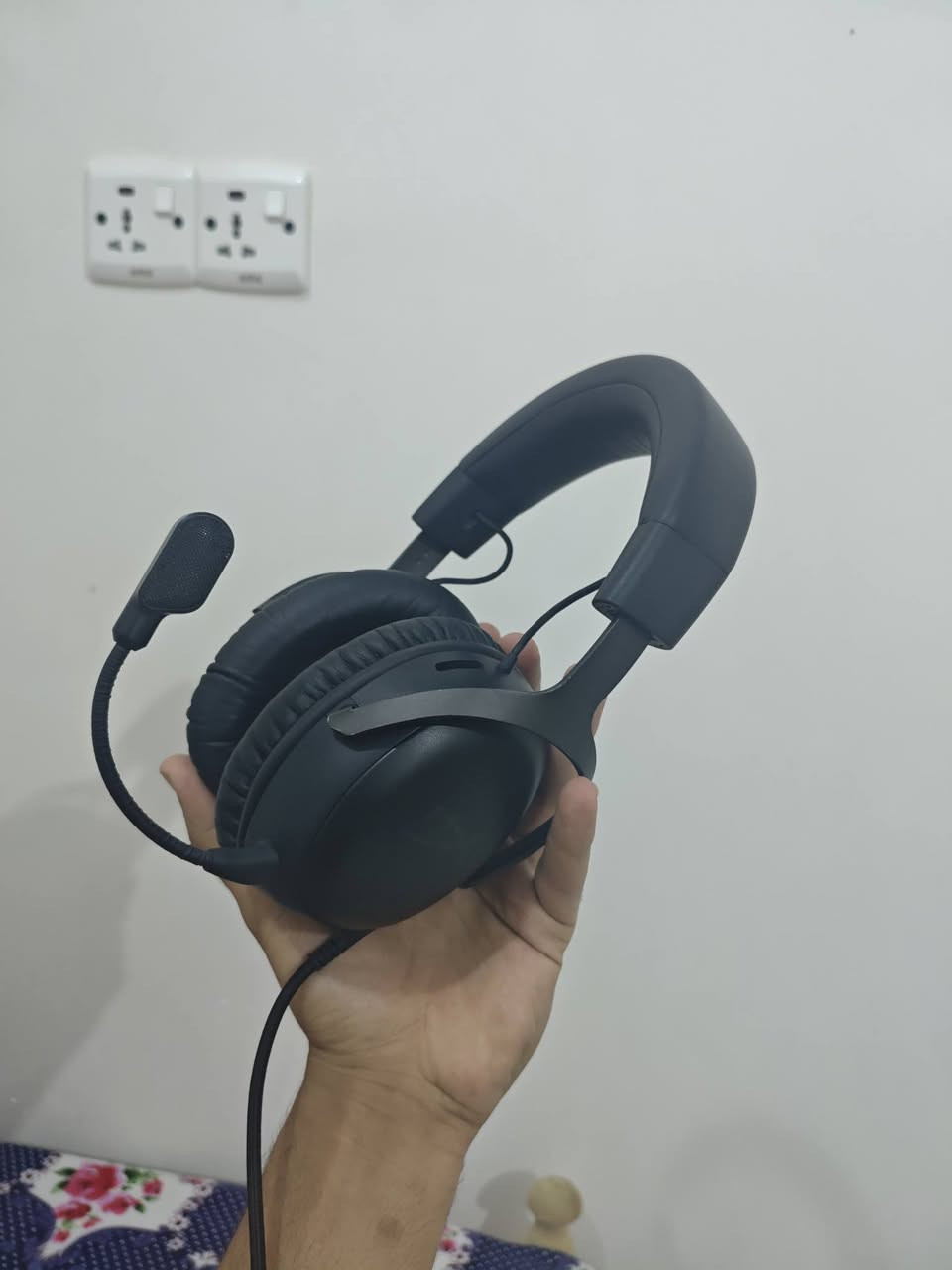HyperX Cloud III - سماعة رأس للألعاب
المضافه 90بلميه انطيك ضمان سنه مو شهر سعرها 65 
🎧 المواصفات الفنية الرئيسيةمحركات الصوت (Drivers): بمقاس 53 ملم موجهة بزاوية مائلة لتوجيه الصوت مباشرة داخل الأذن لزيادة الدقة.الصوت المحيطي: تدعم تقنية DTS Headphone:X Spatial Audio لتقديم صوت ثلاثي الأبعاد يساعدك على تحديد اتجاه الخطوات بدقة.الميكروفون: ميكروفون مقاس 10 ملم قابل للفصل، مزود بخاصية إلغاء الضوضاء وفلتر شبكي داخلي مع مؤشر LED أحمر يضيء عند كتم الصوت.التصميم والوزن: هيكل متين من الألومنيوم المرن، مع وسائد أذن مصممة من الفوم المرن (Memory Foam) المكسو بالجلد الفاخر. الوزن التقريبي للإصدار السلكي هو 300 غرام


**إذا كنت صاحب هذا الإعلان وتريد حذفه لأي سبب، رجاءا أرسل رسالة إلى الدعم الفني**