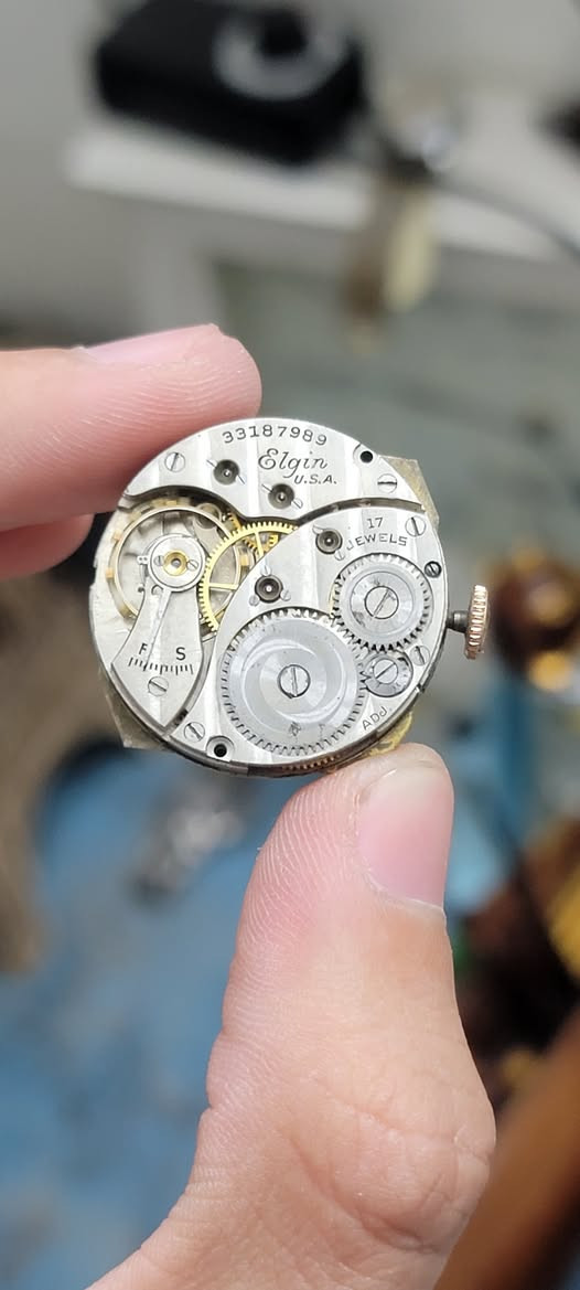 1930 - 1940 
منتصف الثلاثينات هو تاريخ صناعة هذه التحفة 
ELGIN 
نصب تكويك سنتر ثواني 
ارقام عربية و اميال زرقاء مميزة 
* نسبة لعمر الساعة توجد ملاحظة بسيكة في الطلاء 
الساعة تعمل بدقة 

السعر 170 
للاستفسار التواصل على الواتساب 
0776 982 3331
#اخوكم_التميمي
