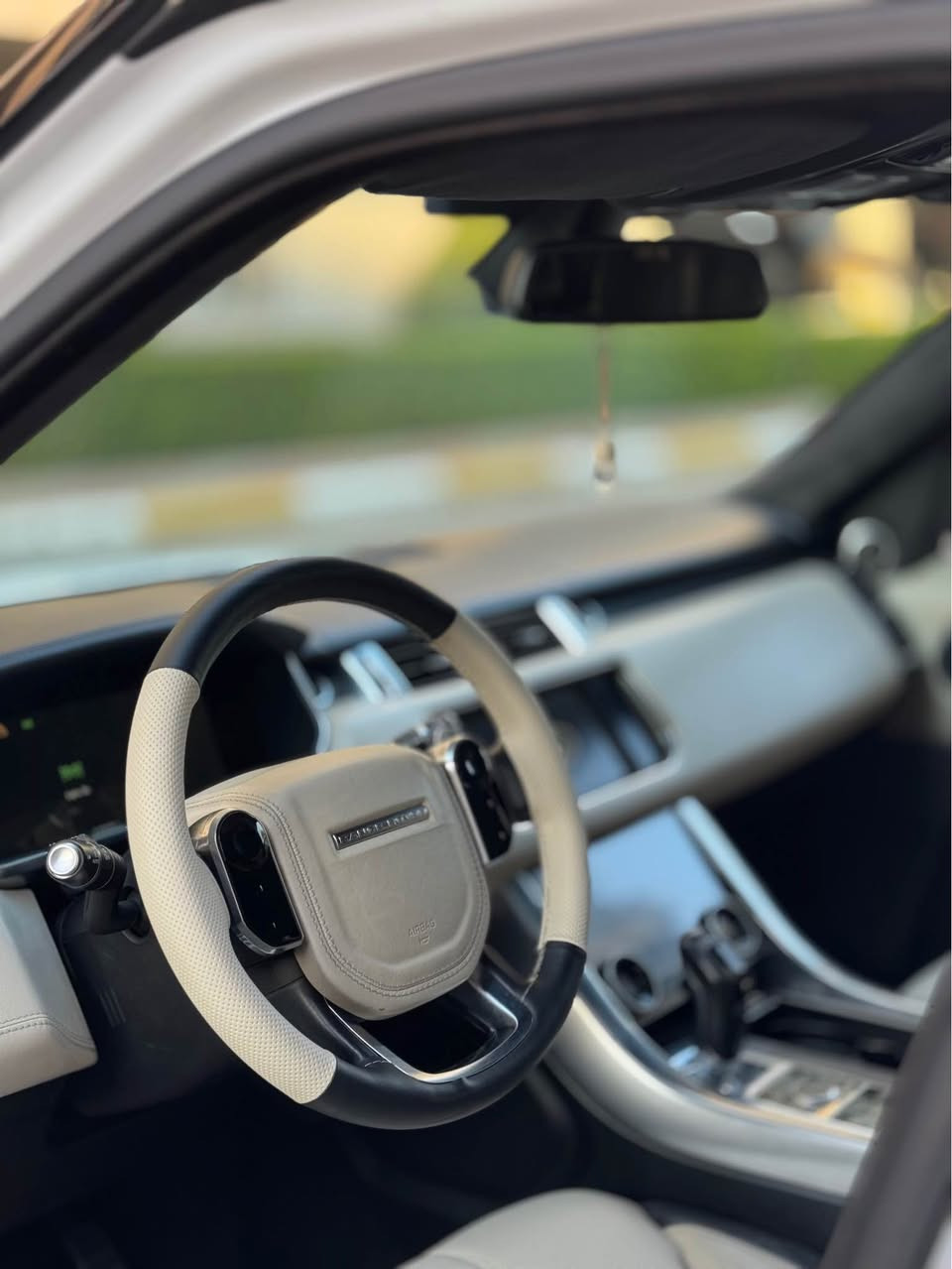 range rover sport dynamic 
‎رنج روڤر سپورت دینامیک
‎مۆدیل ٢٠١٤ وکلە شرکە سردار
‎کفالە عامە بدون سبوخ حتا دعامیات
‎ئوتوبایگرافی 
‎فول فول
‎سقف اسود بانوراما 
‎دبلات هواییە
‎تایرات جدید
‎کشن خزن کشن هیتر کشن تبرید کشن کهرابائی
‎شاشە الکترونیە
‎دوسە کهرابائی
‎ماشیە ١٤٢ کیلومتر
‎٥١٠ حیصان
‎سعر ٢٧٠ شویە مجال
***********
مکان سلیمانیە
ڕەنج ڕۆڤەر سپۆڕت 
ئەوتۆبایگراف داینامیک
٨بستۆنی سوپەر چارج
سفری شەریکەی سەردار 
فول فول مواسەفاتە سەیارەکە رەقەم یەک جوانە
بێ سارد بێ بۆیاخ بێ شوخت و چال هەموو گیانی بەشەرتە
گێر مەکینە کارەبای هەموی بە شەرت ناو سەردەسکی دەرگاو سوکان و شاشەکەشی کراوە بە شکڵ تازە
سعری ٢٧٠وەرەقەیە 
سلێمانی *********** السليمانية, العراق
