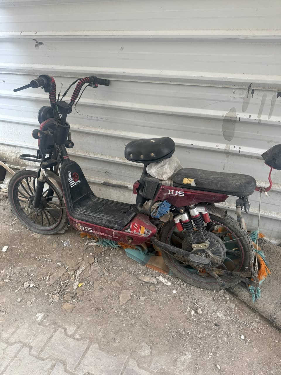 سلام عليكم دراجه شحن. للبيع 5 باتري متروكه صار شهر  
محتاجه شاحنه وشاشه وبنزات فقط 
المكان سيطره بوبيات *********** سعر 175 وبيه مجال
