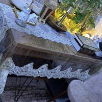 ميز طعام • ٢ كرسي • استعمال قليل