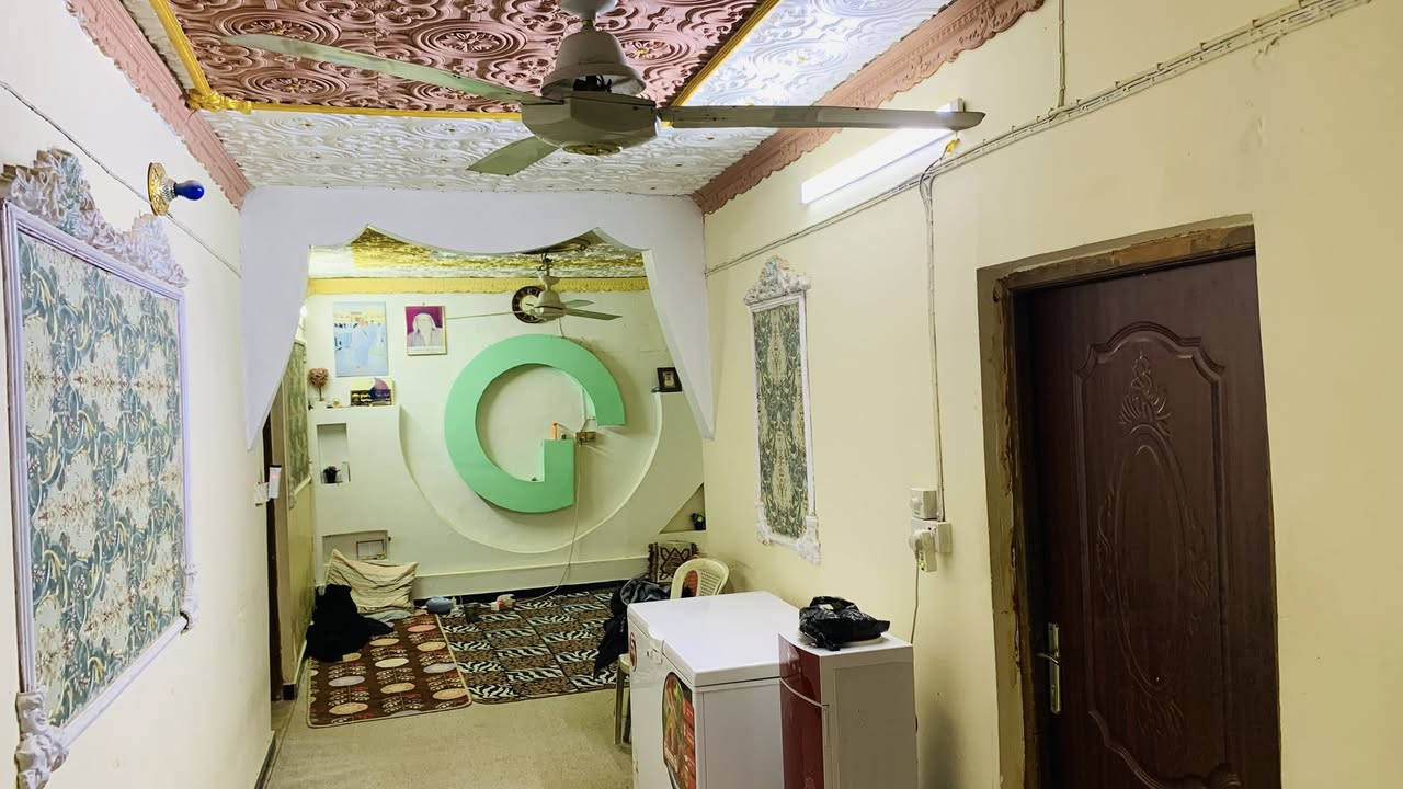 السلام عليكم ورحمة الله وبركاته
دار في الاسكان القديم قرب جامع الحسن مقابيل بانزين خانه الإسكان 
٣ غرف وصاله واستقبال غرفتين جوه وغرفه فوك ممسكونه والبيت كله ترميم جديد والمنطقه شبه كامله من الجهد الخدمي
الفرع عرضه ٥ امتار واجهيه الدار 8
نزال 17  والفرع كامل مقرنص 

السعر ١٠٠ وبيه مجال  
متواجد عالنت 

***********

***********
