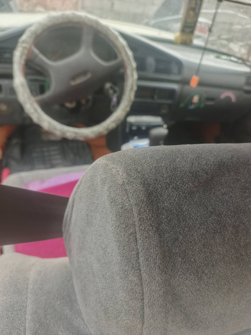 سياره مارك عضم بيضاء اللون للبيع مكينه وكبر ونجي 2000رياضي جديد باتري جديد حداديه حلوه تخم تاير سنويه الى28مكان للسياره ذي قار رفاعي موبايل ***********السعر حلو 29 رقمها ميسان @
