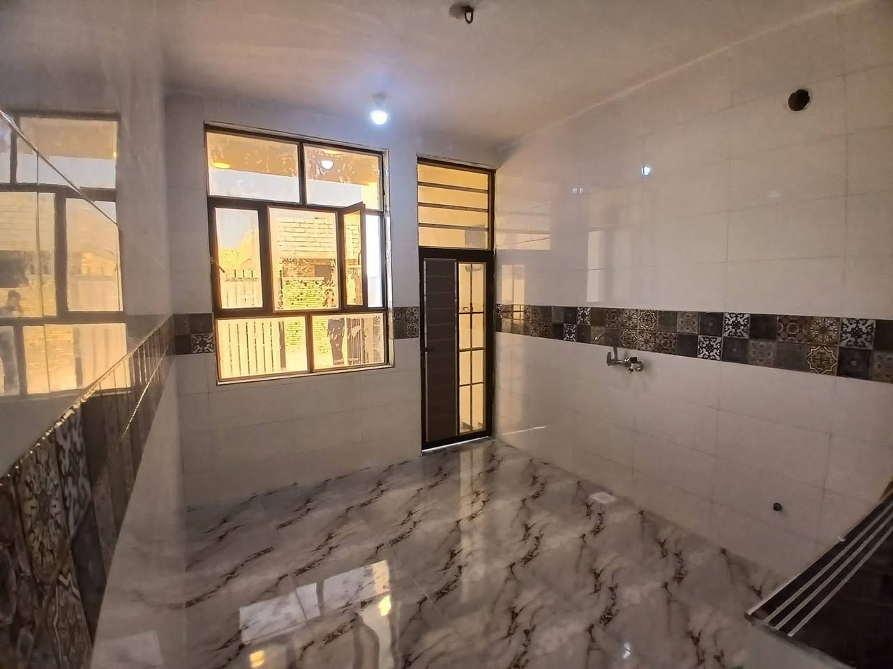 السلام عليكم دار سكن للبيع حديث غير مسكون  البناء درجة اولئ في الكوت منطقة حي الحكيم نزلة  الوائلية بالقرب من شارع الصب مساحتة 150م مربع البناء طابوق درجة اولى والسقف صب مسلح والارضية والجدران سيراميك ويتكون البيت من غرفتين نوم وصالة واستقبال ومطبخ وصحيات داخلية وخارجية ومرقم من قبل البلدية السعر 57 وبي مجال الاستفسار الاتصال على هذا الرقم ***********
