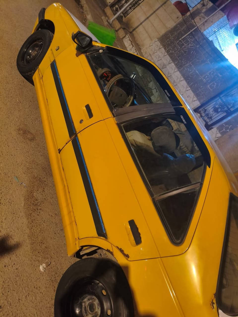 سياره للبيع بيجو اكد كير مكينه حلوات لا تبخير ولا شي سنويه تنتهي 28
سكن بصره قرب تقاطع تربيه شراي ***********
