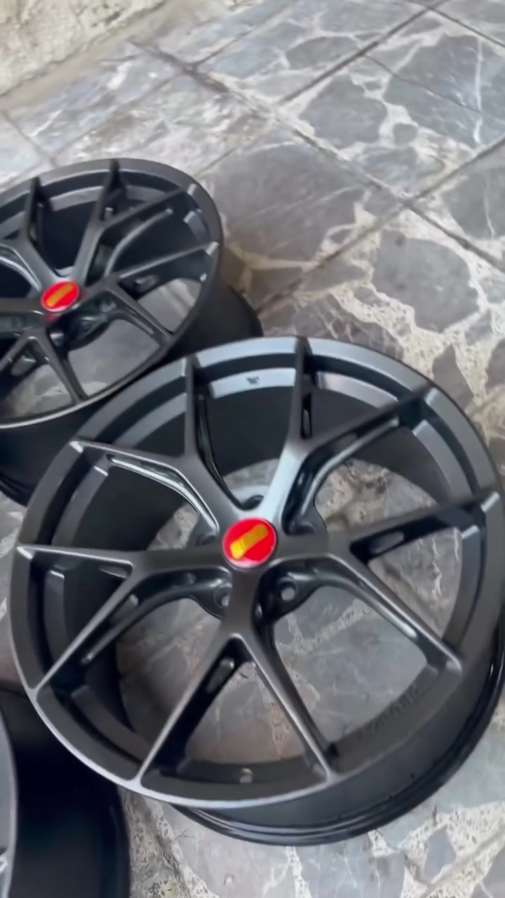 السلام عليكم
تخم work قياس 18 تو سايز دبل شفة خلفي 10.5 مال حاوية مع اطارات نص عمر 550$  
تخم bbs forged اصلي قياس 19 ون سايز 9 انج 450$ 
بغداد شارع فلسطين يتوفر توصيل للاستفسار واتس اب ***********
