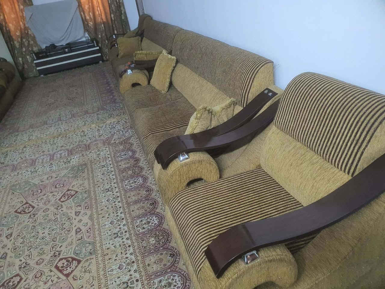 تخمين للبيع كل تخم عشر مقاعد قنفتين كبار وقنفة ثنائية وكرسيين بحالة جيدة سعر التخم الواحد ٢٥٠ وبيه مجال


**إذا كنت صاحب هذا الإعلان وتريد حذفه لأي سبب، رجاءا أرسل رسالة إلى الدعم الفني**