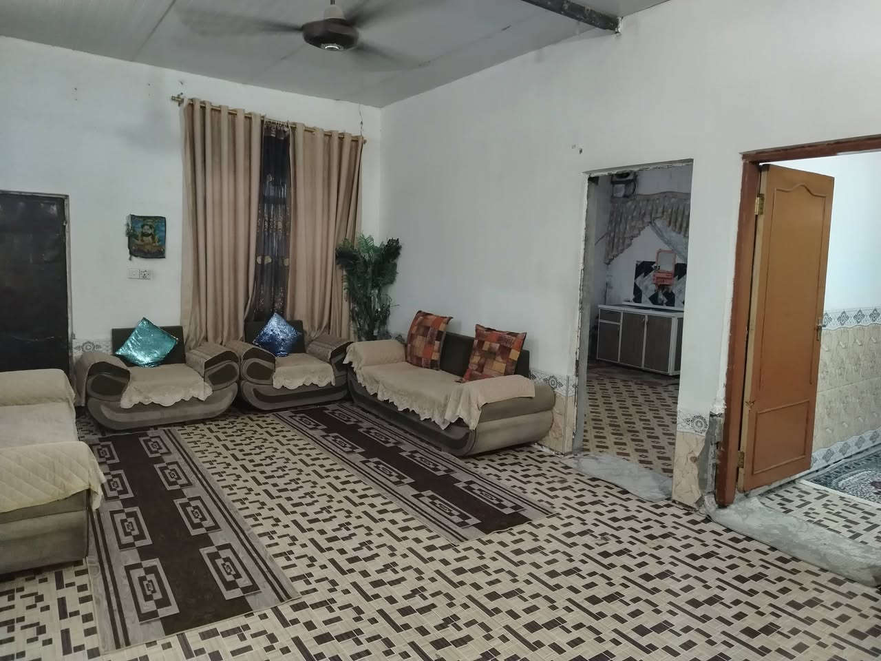 بيت للبيع شارع الثالث حي الشرطة المساحة  250 م بناء بلوك جاهز للسكن السكف السندويج يتكون من 2غرف نوم 5/4وهول 7/4واستقبال 6/ 4 و مطبخ 4/4
خدمات متوفرة ماء وكهرباء 
 السعر 37 مليون وبيه مجال. 
للإستفسار الاتصال على الرقم ***********
بيت للبيع شارع الثالث حي الشرطة المساحة  250 م بناء بلوك جاهز للسكن السكف السندويج يتكون من 2غرف نوم 5/4وهول 7/4واستقبال 6/ 4 و مطبخ 4/4
