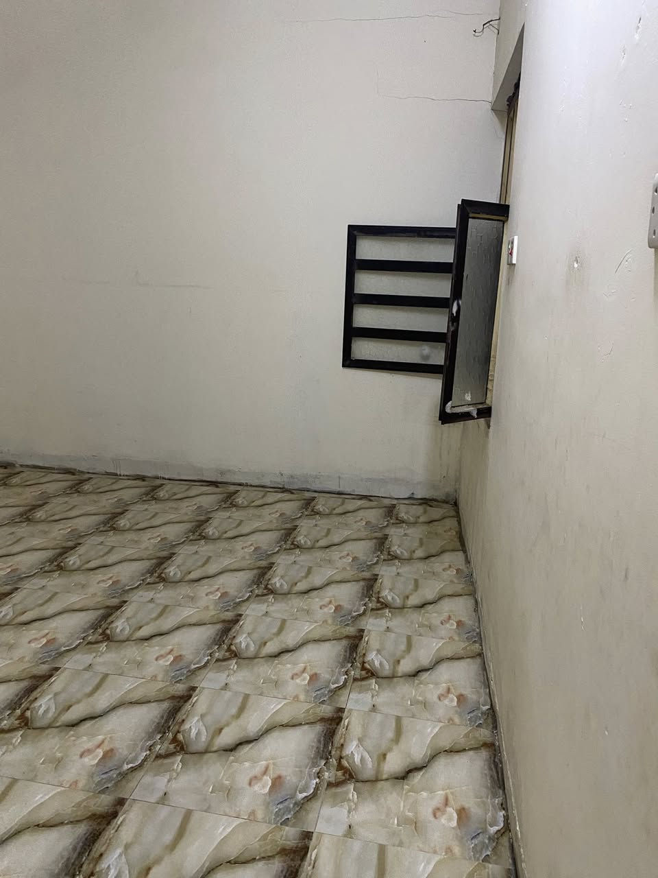 أعاده النشر ❗️
منزل طابق ثاني للأيجار 
البيت مفصول تماماً عن الطابق الأرضي مثل مدشوف البيت نضيف لدرجه بل حياطين تتمره 
سخانك وحد 
خزانات الماء خزانين ابو ال 500L 
واير سحب موجود واصل للبورد 
علماً ان يتوفر انترنيت مجاني 🌟
محتويات البيت : 
غرفه 5x5 
صاله متوسطه المنزل 
استقبال 4x5
خدمات مشتركه وانتو بكرامه 
والصور توضحلكم نضافه البيت 🌿
الموقع 📍(الدورى،الميكانيك، قرب جامع احمد المختار )
الأيجار 325الف  
هـ*********** 
ملاحضه: اني صاحب البيت مو دلال فلتشيل هم عموله العقار
