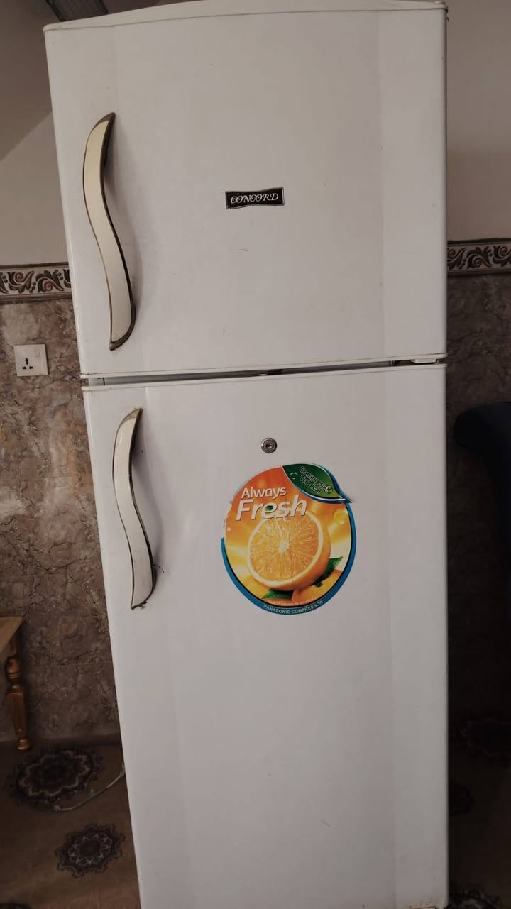 سلام عليكم للبيع ثلاجه 11 قدم شغاله مابيه اي عطل السعر 200 بيه مجال
***********
