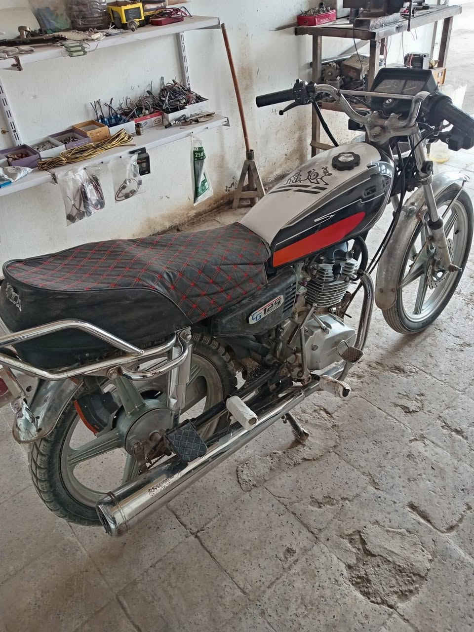 سيفان للبيع سعر 300وبي مجال مكاني الخالص الشراي يتصل ***********سلف هندر كله شغال
