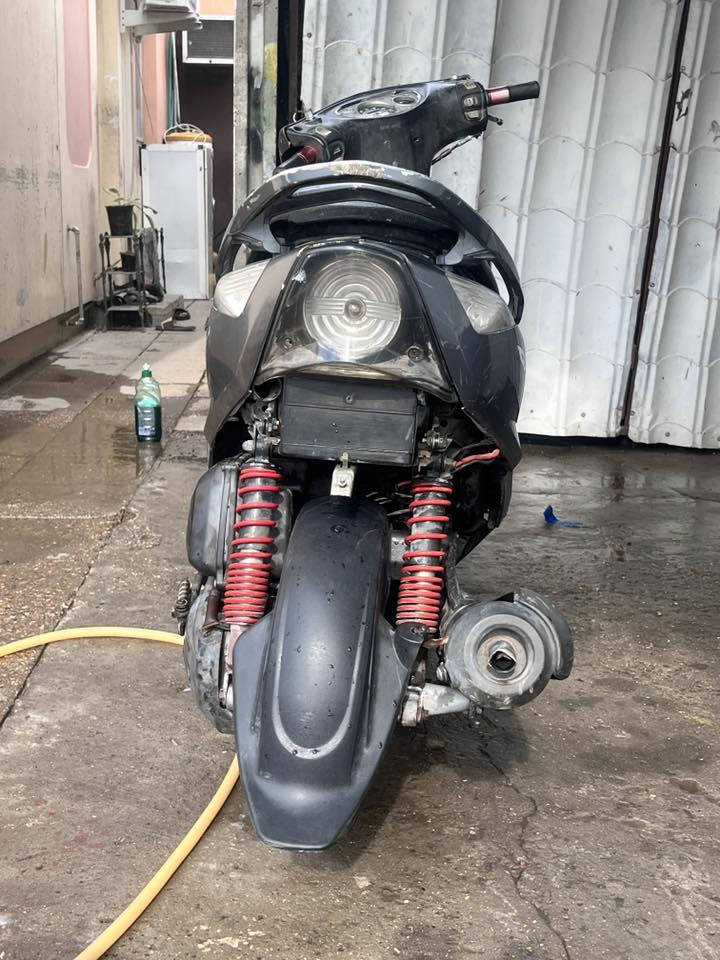 السلام عليكم ورحمة الله 
دراجه ثعلب  GTR كفراتة بلادية 
مكينته ناعمة كلش شلعه ومعدل زينات
دراجة ابيعة كوم حديد كوم حديد بيه نقوصات بسيطه مثل تحرك كلوبات وكابريتر وصخه تذبله ٥٠ الف ترجع جديده تكمل كل نقوصاته كوم حديد ابيعة    السعر (275) قفل قفل ربع مينزل 
مكاني بياع 
***********
