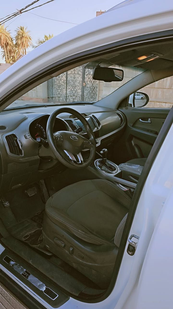 السلام عليكم
سبورتج خليجي موديل ٢٠١٣ 
مكفوله السيارة بأسمي
بيها بارد بسيط جدا بالباب
مكينه بلاديه ما مفتوح بيها برغي
حداديه جديده السيارة جاهزه 
ماشيه ١١٣
السعر١٤٨$
***********
