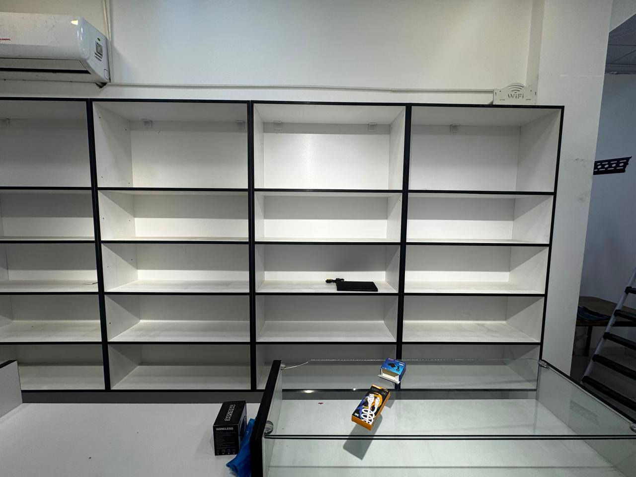 رفوف خشب تركي مع 4 ميز جام مستعمل شهر واحد فقط للاستفسار ***********
