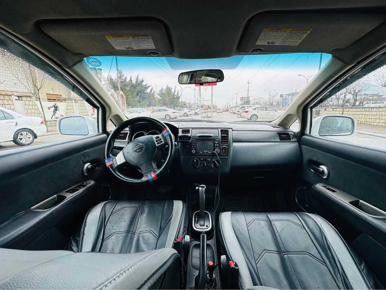 ڤێرسا سندوق مۆدێل 2011 حیزام نیە ئێمە بە حیزام دەیفرۆشین سەیارەکە هەتا بڵێی توند وتۆڵە قنجێکی بچوکی هەیە لە پشتەوە گێڕ ئۆتۆماتیک سەنەوی نوێیە 4 تایەی لۆکی لەسەرە.  ژم:*********** رانية, السليمانية
