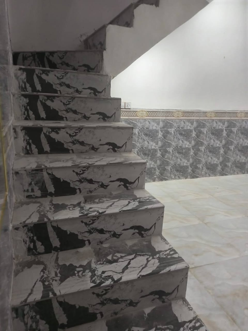 السلام عليكم دار للبيع او الرهان في شارع المطحنه شارع 32/ 100 متر مربع رقم الدار 23 ركن يتكون من غرفه وصاله ومطبخ واستقبال وتخاريج داخليه وخارجيه للاستفسار اكثر الاتصال على الرقم
***********
