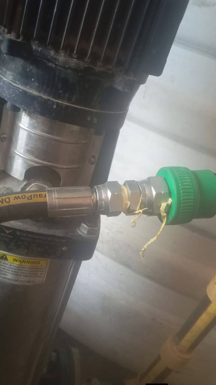 غراظ للبيع البانزين ب١٠٠ قفل شغال بس متروك وياه صونده ٢٥ متر  الكهرباء ٢٢٥  قفل شغال بس موياه صونده البطل شغال عوزه صالنصه بس ب٢٢٥ قفل بماني الانتصار قرب الحسينيه مال الراشديه ***********
