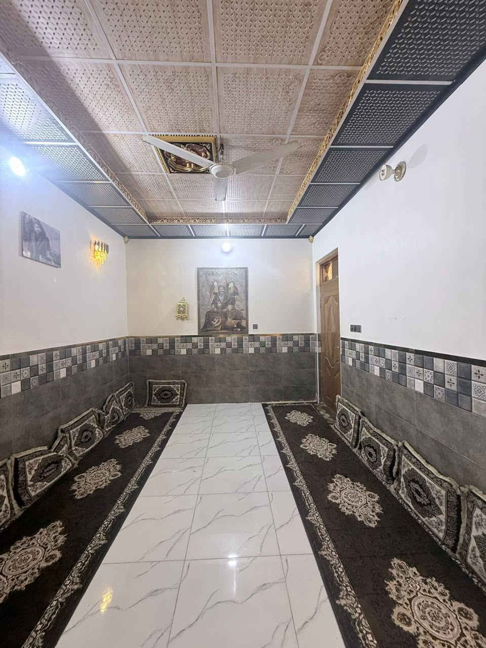 السلام عليكم 
دار 100م للبيع
طابق واحد بناء جديد 
خدمات كاملة 
تبليط مدارس سوك قريب 
موقع البيت حولي قرب شارع جامعة الكفيل 
مقابل مجمع السلام 

السعر 80

***********
