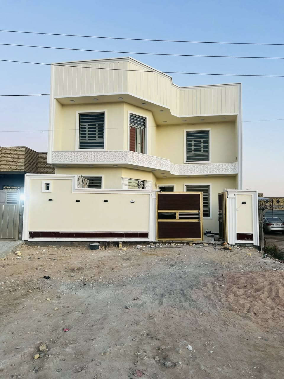 السلام عليكم
بيت زراعي طابقين المساحه 200 متر يحتوي الطابق الأول علا 
غرف عدد2  وصاله ومطبخ واستقبال   وحمامات داخليه وخارجيه  ومناور عدد2
والطابق الثاني يحتوي علا 4 غرف وصاله وحمام عله شارع من 50الى 60 متر المكان الإسكان الصناعي عمود 66 مقابل مجمع سيد الشهداء السعر وللستفسار التصال على الرقم ***********
