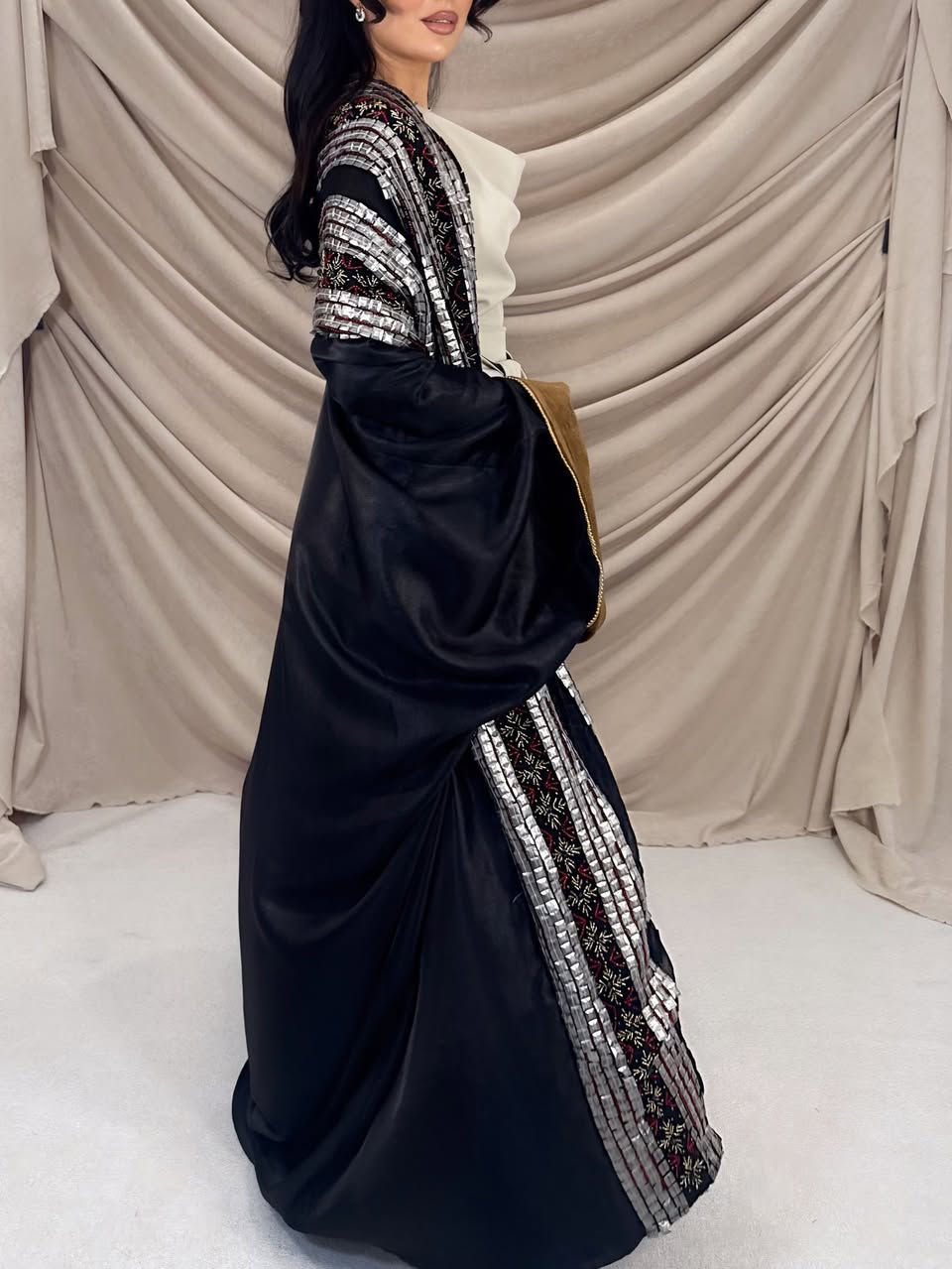 عندي هاي البشت. الكويتي تصميم  مصممه. كويتيه. ملبوس ع كد ساعه.  مره وحده يلبس فري سايز. نفس التصوير بالضبط شكله  
سعر الشراء 620الف 
سعر البيع 350 الف وبيها مجال


**إذا كنت صاحب هذا الإعلان وتريد حذفه لأي سبب، رجاءا أرسل رسالة إلى الدعم الفني**