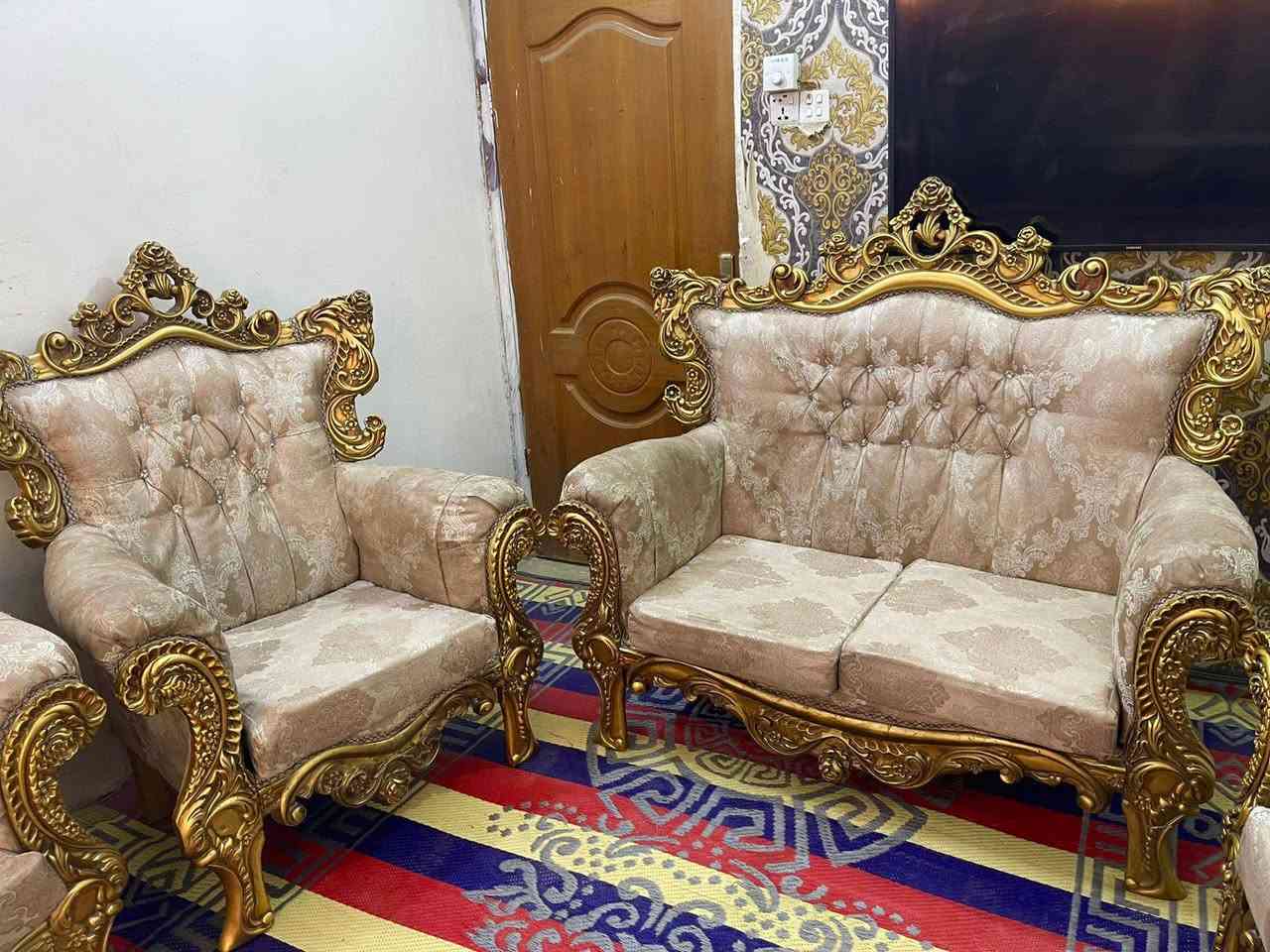 تخم ملكي 10 مقاعد تكمه نضيف بدون اي ضرر ب290 قفله 
***********
