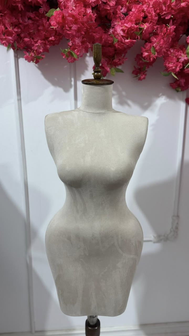 مليكان نسائي للبيع – قطعة واحدة فقط
الحالة: نظافة 100%
استُخدم استخدامًا خفيفًا جدًا، وتم التوقف عنه بسبب إيقاف المشروع.

 - قابل للتحكم بالارتفاع حسب الحاجة
 - قاعدة خشب ثقيلة وثابتة
 - جودة عالية ومتين
 - مثالي للتصوير، محلات الأزياء، أو الاستخدام المنزلي الاحترافي

الصور توضح مستوى النظافة والجودة بدقة

اشتريت جديد بسعر : 135 الف

سعر البيع: 100 الف

📞 للاستفسار: ***********
🚚 يتوفر توصيل
