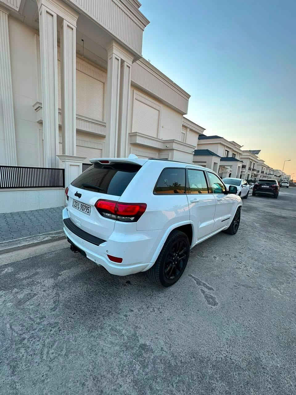 جيب غراند شيروكي (JEEP GRAND CHEROKEE)
 الفئة: بلاك توب (BLACKTOP)
 الموديل: 2020
 اللون: أبيض
المواصفات الفنية
 المحرك: 3.6L V6
 ناقل الحركة: أوتوماتيك
 نظام الدفع: دفع رباعي 4x4
 الممشى (المسافة المقطوعة): 88,000 مايل
 حالة الحادث: حرق بسيط بالدشبول
 قشر السيارة (سند الملكية): CLEAN TITLE
المميزات والمواصفات الداخلية
 تشغيل بصمة
 مثبت سرعة
 نظام صوتي فاخر
 مقاعد جلد
 فتحة السقف: لا يوجد
 حساسات أمامية وخلفية
 كاميرا خلفية
 شاشة لمس
 مكان تكريت 
السياره كلين
تواصل ***********

السعر 235 وبيها مجال
