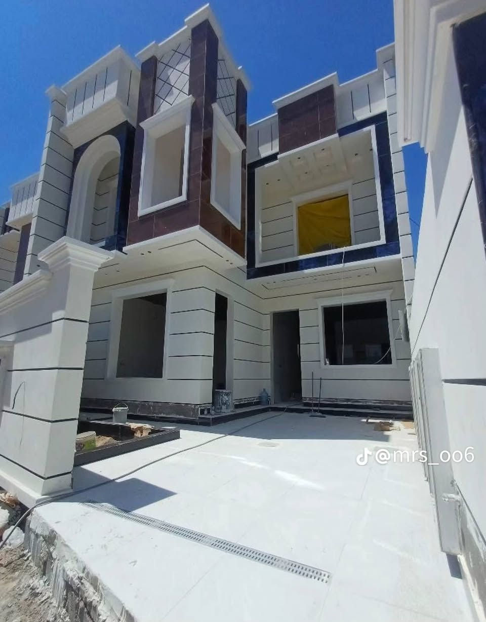 🏡 مجمع بيوت حديثة للبيع في أبي الخصيب – تسليم مفتاح 🔑
​فرصة استثنائية لامتلاك منزل العمر ببناء حديث وشغل درجة أولى (VIP) في موقع مميز ومكتمل الخدمات.
​📌 تفاصيل العقارات المتاحة:
​المساحة لكل بيت: 200 متر مربع.
​نوع السند: طابو ملك صرف (سند 25).
​حالة التسليم: جاهز (تسليم مفتاح 🔑).
​🏛️ مواصفات بيوت (الطابقين):
​يتميز التصميم الداخلي باستغلال ممتاز للمساحات ليوفر لك ولعائلتك أعلى درجات الراحة:
​غرف النوم: 6 غرف منام واسعة.
​الصالات: صالتين جلوس كبار.
​الاستقبال: ديوانية/استقبال مستقلة.
​المطبخ: نظام حديث (مطبخ حار + مطبخ بارد).
​المرافق الخارجية والخدمية: كراج للسيارة، حديقة منزلية، بلكونة بإطلالة مميزة، ومجموعات صحيات متكاملة.
​💡 ملاحظة: يتوفر أيضاً (طابق واحد) بمساحة 200 متر حسب الطلب والرغبة.
​📍 الموقع والخدمات (أبي الخصيب - البهادرية)
​البيوت تقع في منطقة مخدومة بالكامل ومثالية للسكن:
​🛣️ شوارع مبلطة بالكامل.
​🏫 قريب جداً من المدارس والأسواق المركزية.
​⚡ خدمات أساسية متكاملة: (كهرباء مستمرة، ماء إساله، شبكة إنترنت، خط مولد ديزل).
​📞 للاستفسار والتواصل:
​للمعاينة أو لمزيد من المعلومات، يرجى الاتصال مباشرة على الرقم:
📱 *********** البصرة, العراق
