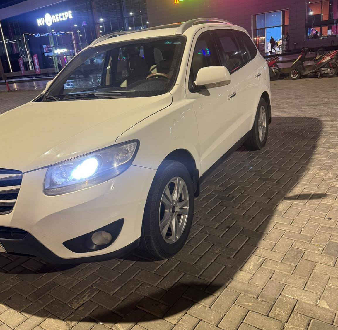 سنتافي ٢٠١١ 
خليجيه بيها قطعه وحده صبغ 
٦ سنلدر 
٧ راكب 
٣ قطع تبريد 
بصمه 
فتحه 
فول مواصفات 
سياره جديده ما بيها اي نقص 
كير ومكينه مكفولات 
رقم بغداد تحويل ثاني يوم 
السعر ١٣٠ وبيها مجال 
***********
