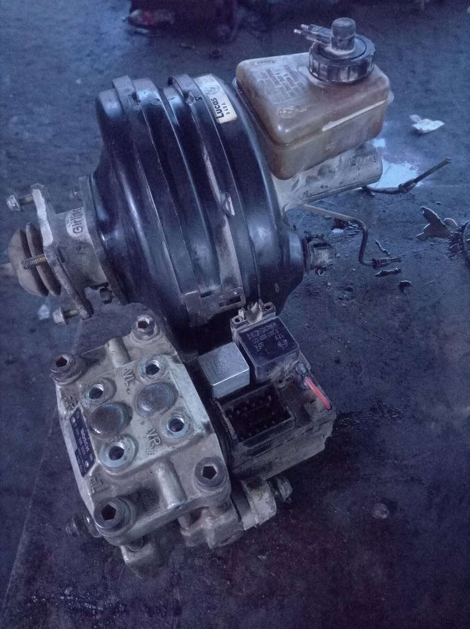 للبيع منضومت بريك 730+735 كاملة بريش وعنبار واي بي اس تخم حساسات 4وياله شرط شغل المكان كربلاء يوجد توصيل ***********
