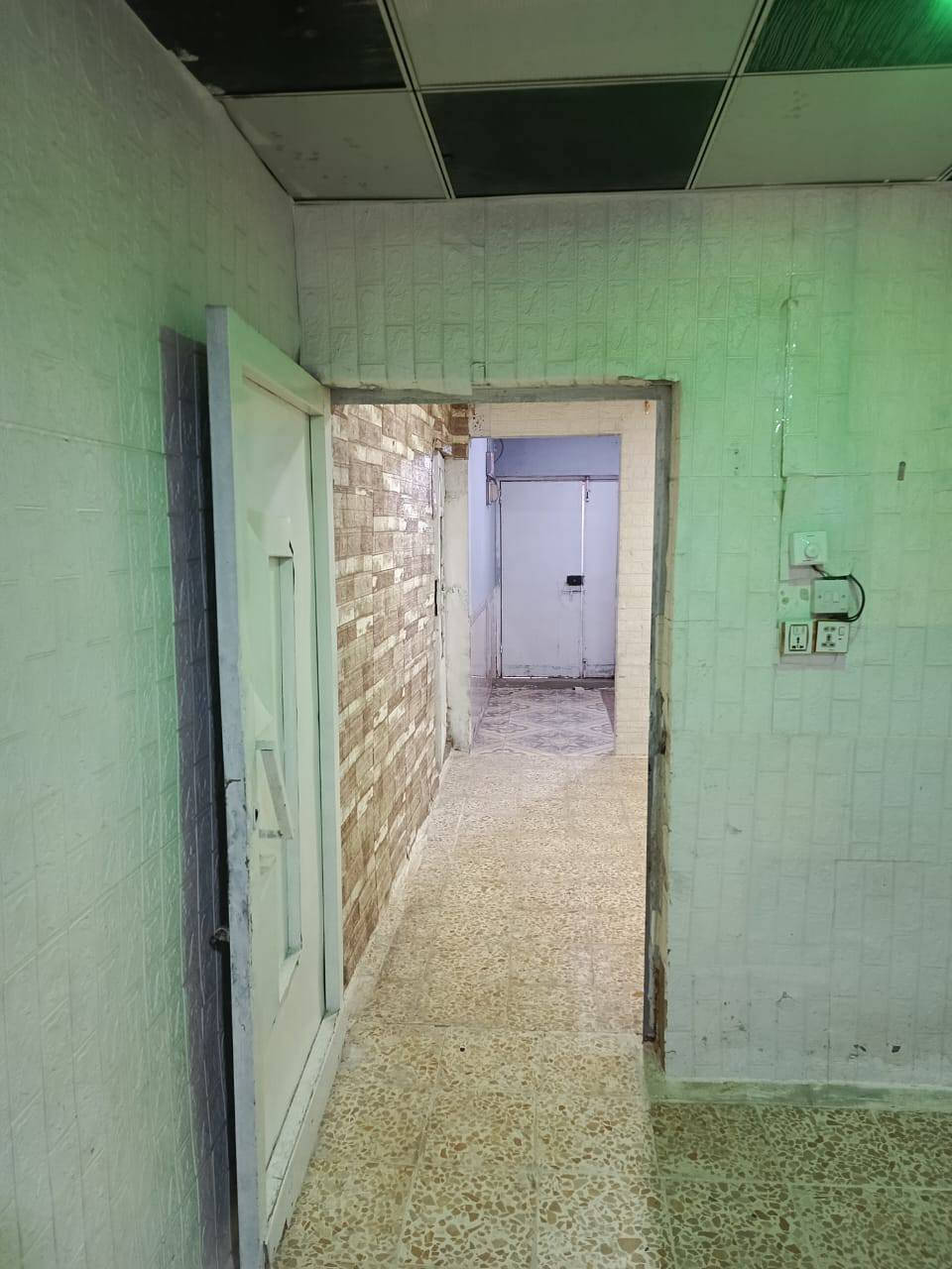 دار مساحه ٥٠ متر للايجار نجف حي الجمعيه قريب على شارع كربله مدارس  مستشفى الألماني المستوصف  سوك كله قريب عليك الشارع كربله نجف يبعد.عن البيت ٢٠٠ متر يصلح لعائله صغيره غرفه وصاله ومطبخ وتخاريج خط مولد كيز مع خزان ماء ايجاره ٢٥٠ الكهرباء والماء من ضمن الايجار مكلف بالنشر للاستفسار ***********
