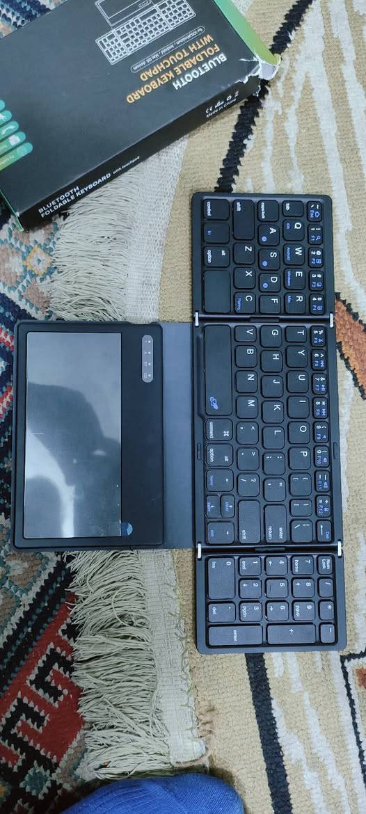السلام عليكم.
كيبورد+ ماوس لمس بلوتوث+ شحن 
نازك وصغير وقابل للطوي.. سعره 15000 الف مع التوصيل.
يرهم للتلفاز وللحاسبة وللايباد والهاتف ويدعم اي جهاز بي خاصية البلوتوث.
***********
