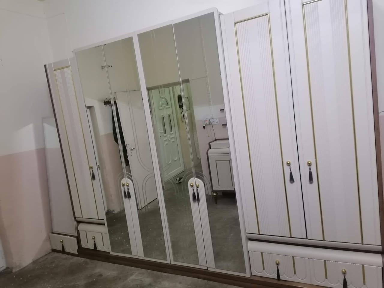 غرفة نوم ١١ قطعة اخو جديد مستعمل شي قليل ١،٢٥٠،٠٠٠ الف او بيه مجال مكاني ليلان للاستفسار(***********) اني مكلف بل نشر كركوك, العراق
