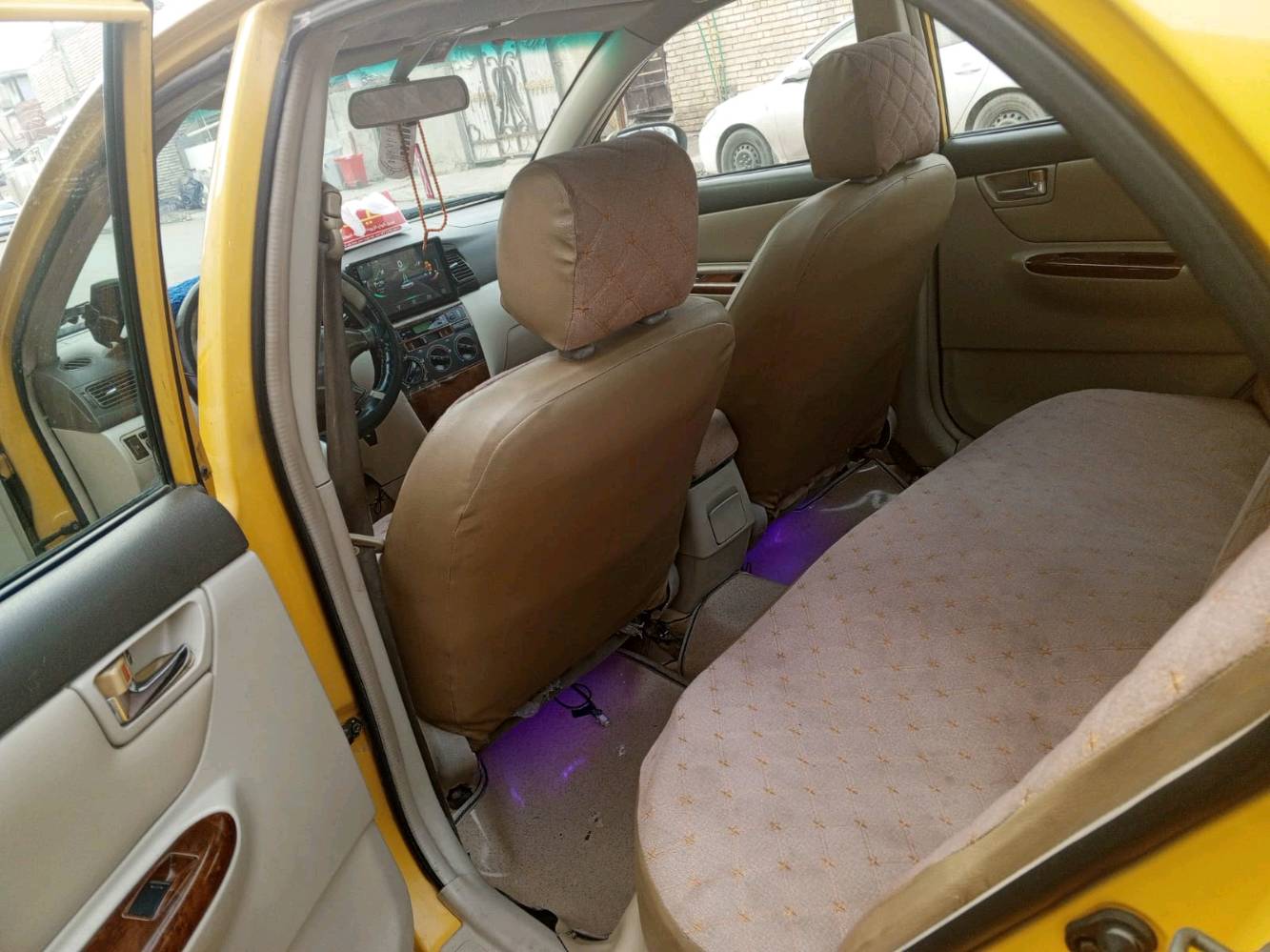 يالله سلام عليكم 
بي واي دي موديل 2013 اف 3بيها ضربه ب الجاملغ الامامي وبنيد مصبوغ بيها خياس بالقماره كد اصبع كير محرك كفاله تبريد شغال بس نزرفت الصونده وطار الغاز تدفئه شغاله تخم تاير جديد رقم بغداد بسمي وبيها الايسي واكف مكان السيارة الغزاليه شارع الضغط 
***********0