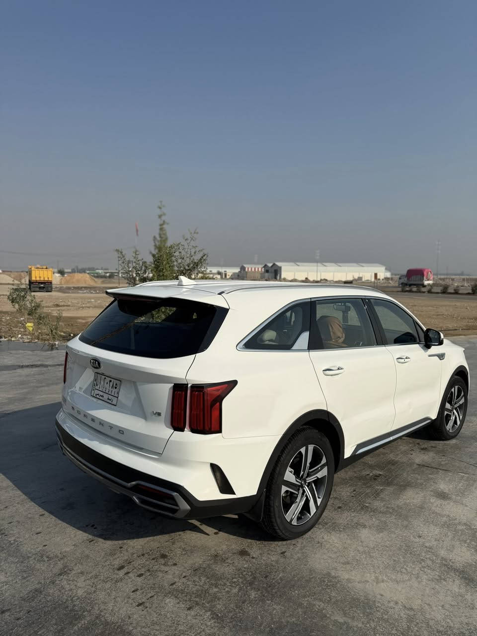 كيا سورينتو 2021 – فول أوبشن (بدون فتحة سقف) – خليجي – V6 6 سلندر
• المحرك: 6 سلندر بنزين 3.5 لتر (V6) قوي وناقل حركة أوتوماتيك 8 سرعات.  ￼
 • القوة: حوالي 272 حصان.  ￼
 • عزم الدوران: حوالي 331 نيوتن·م.  ￼
 • الدفع: رباعي AWD لتحكم وثبات ممتازين على الطرق.  ￼
 • السرعة القصوى: تقريبًا 210–211 كم/س.  ￼
 • تسارع 0-100 كم/س: تقريبًا 7.5-7.8 ثانية.

عدد المقاعد: 7 ركاب (ثلاث صفوف).

 • مقاعد جلد (أمام وخلف ).  ￼
 • شاشة مركزية مع نظام ترفيهي (يدعم Apple CarPlay / Android Auto).  ￼
 • تكييف أوتوماتيكي مزدوج المناطق.  ￼
 • تحكم كهربائي بالمقاعد الأمامية.  ￼
 • بلوتوث / AUX / USB.  ￼
 • تشغيل بالزر (Push Start) + دخول ذكي 

موصفات معروفة ماشية 120الف 
السعر 259ورقة    ضرر بسيط كلش بارد قليل فقط ما مصلحة 
مكاني واسط صويرة 
للستفسار اكثر ***********
