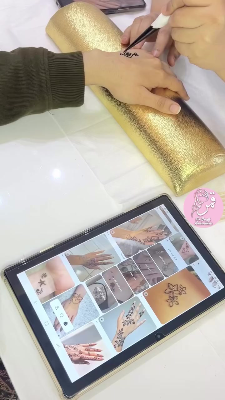 رسم حنة 🩷✨ 
.
مركز قمر بيوتي شامل لجميع الاقسام : 

•قسم الحقن 
•قسم البشرة 
•قسم الليزر 
•قسم الميكب 
•قسم البديكير & المنيكير
•قسم الشعر 
•قسم الاظافر
•قسم الجم

•مكان واحد يختصر الج كلشي تريدي ✨🎀 
•لان جمالج مسؤليتنا ✨🎀

بغداد - المحمودية - حي الموظفين 
(رابط اللوكيشن بالبايو )
 • ***********
احجزي عن طريق الواتساب او الدايركت ✨🎀

#حنة #قمر_بيوتي #عناية_بالبشرة #تجميل #اكسبلور
