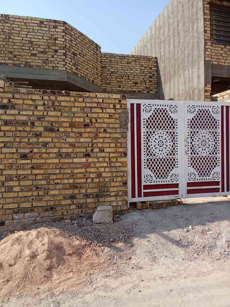 السلام عليكم بيت للبيع طابو زراعي سند 25 بناء جديد قبل كم شهر كمل المساحه 150 متر يحتوي على استقبال ومطبخ وهول وغرفه ودرج وكراج وصحيات عنوانه حله نهايه الطهمازيه قبل نهايه بزل حجي علي التقسيم الجديد للأستفسار الاتصال على الرقم ***********
