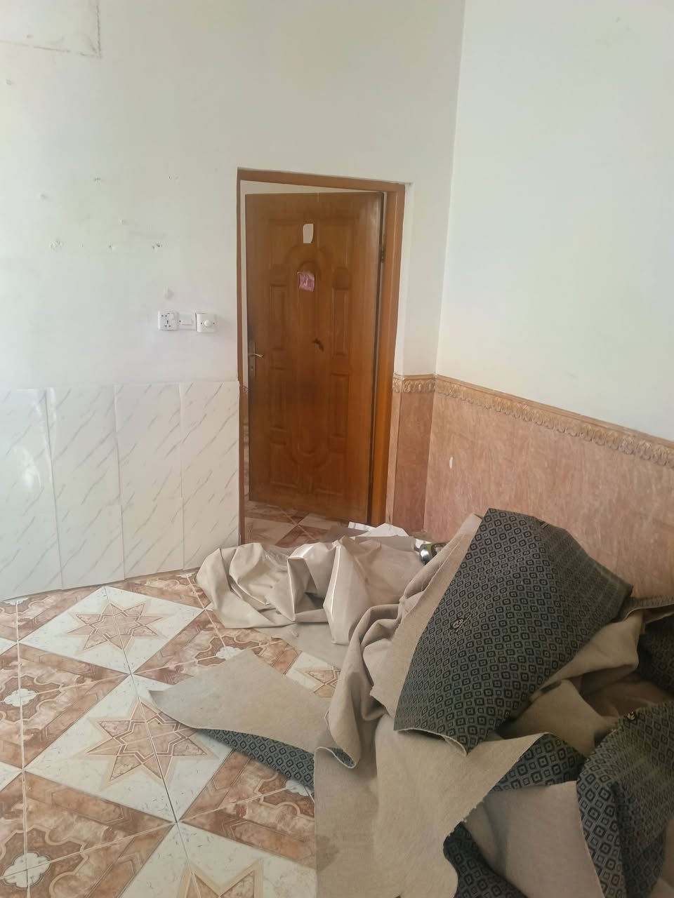 سلام عليكم 
بيت الايجار بحي الوفاء مقابيل الجامعه 
50متر طابقين  شارع 15عل ساحه 
غرفتين وحمامات فوك وجوه 
يجاره 300
***********
