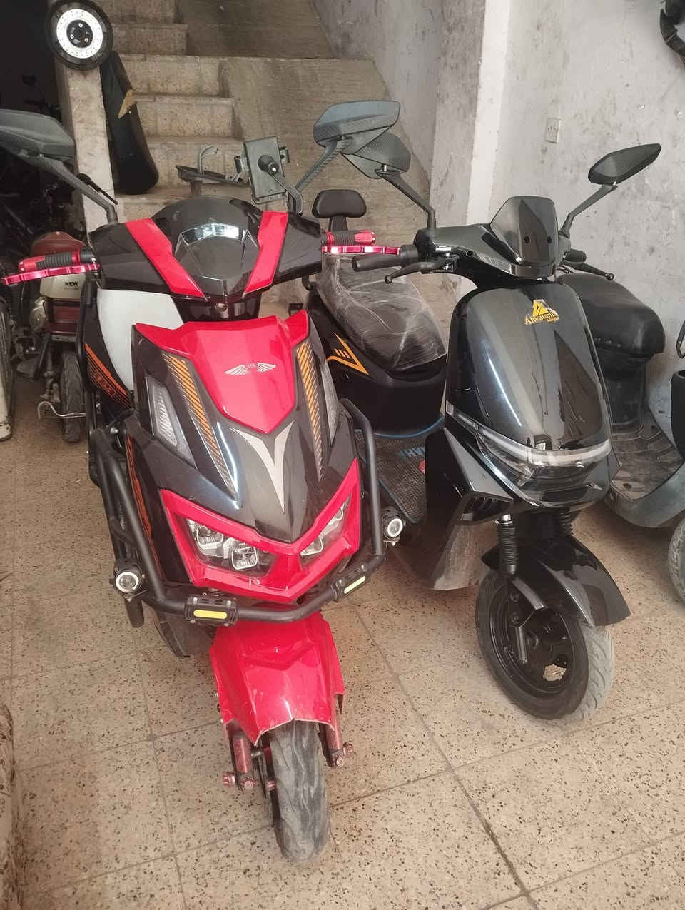 سلام عليكم
قطعتين لبيع 
شرط بطاريات فول عل فحص 
سعر لاحمر 550 مستعمل 3 اشهر شرط الفحص
عدد الباتريات 6  
سعر لاسود 550 مستعمل 23 يوم وصل بي  عدد الباتريات 6 
مكاني متواجد بل دواسه.  و بزيونه يم المرور 
*********** 
خابر وتدلل 
الماطورات كاملات وشرط الفحص 
ما بيهم اي خلل ولا جلوخ انضف من الصوره
