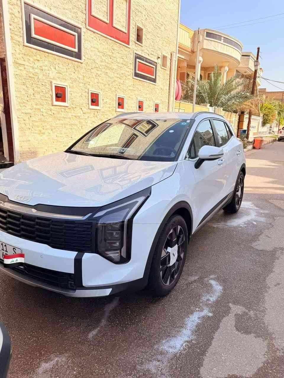 كيا سبورتاج 2026 زيرو زيرو
رقم بغداد ب أسمي 
🟡 
سقف حديد مقاعد تدفئة وتبريد

الموديل : 2026 . (خليجي) . 
المحرك : 4  سلندر DOHC 2.0 . 
العـــداد : 5000كيلو متر . (زيرو). 
الضمان : 5 سنوات او  100.000 كيلو متر . 
* المحرك بنزين، 4 سلندر، سعة 2.0 لتر.
* ناقل الحركة أوتوماتيك بـ 6 سرعات.
* أوضاع متعددة (Drive Modes).
* نظام مانع الانزلاق (ESP).
* نظام نزول المنحدرات.
* نظام Auto Hold.
* فرامل يد كهربائية.
* عدد 6 وسائد هوائية.
* حساسات أمامية وخلفية.
* نظام تثبيت مقاعد الأطفال (ISOFIX).
* مقاعد مكسوة بالجلد .
* تحكم كهربائي بالمقاعد الأمامية.
* تدفئة وتبريد للمقاعد الأمامية.
* عجلة قيادة رياضية D-Shape مكسوة بالجلد.
* دخول ذكي.
* تشغيل المحرك عن بُعد.
* صندوق خلفي فتح كهربائية.
* شاشة عدادات رقمية متصلة.
* شاشة وسطية تعمل باللمس تدعم Apple CarPlay.
* نظام صوتي مع أوامر صوتية وتحكم من المقود.
* نظام تحكم أوتوماتيكي ثنائي المناطق بالمناخ.
* شاشة لمس مخصصة للتحكم بالتبريد.
* مصابيح أمامية زينون وإضاءة LED نهارية.
* مرايا جانبية كهربائية الطي مزودة بإشارات انعطاف.
* إطارات بقياس 235/50R19. * ⁠
* ⁠مكان السياره الناصريه الشموخ 
* ⁠
* ⁠#************

