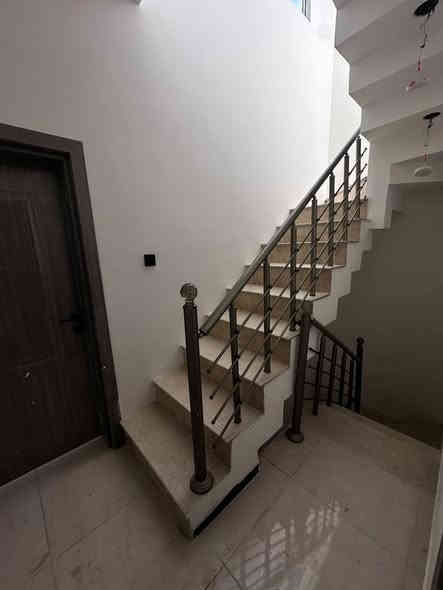 السلام عليًكم 

📍 للبيع — مشتمل جديد زيرو 2025

للراغبين بالشراء… 
معروض مشتمل 50 متر مع تشجير وحديقة وكراج 60 متر
🏡 بناء جديد — طابو صرف — فارغ غير مسكون

المساحة والواجهة:
🔹 الواجهة 5 متر
🔹 النزال 10 متر

مكوّنات المشتمل:
• صالة واسعة
• مطبخ
• منور
• صحيات عدد (2)
• غرف نوم عدد (2)
• بيتونة
• سطحين (2)

المميزات:
🌳 حديقة أمامية
🚗 كراج
🚪 باب قاصة
🪟 شبابيك مع بوب ألومنيوم
❄️ تأسيس سبالت
🎥 منظومة كاميرات
🛠️ مجاري متكاملة

الموقع: بغداد – الكرخ – حي الري
قرب شارع قطر الندى

للاستفسار:
📞 ***********

⸻
