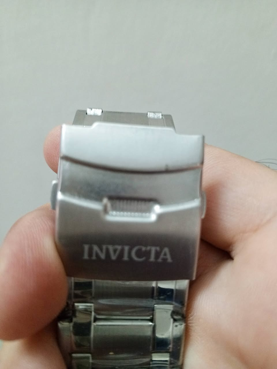 السلام عليكم
+2                    هذه ساعة رجالية من طراز Invicta Reserve Bolt Zeus Magnum تتميز بهيكل ضخم يبلغ قطره 52 ملم من الفولاذ المقاوم للصدأ.حركة الساعة: تعمل بحركة كوارتز سويسرية دقيقة.ميزات إضافية: تحتوي على وظائف كرونوغراف، ومقاومة للماء حتى عمق 200 متر.
مزاد يبدي من (٥٠) الف


**إذا كنت صاحب هذا الإعلان وتريد حذفه لأي سبب، رجاءا أرسل رسالة إلى الدعم الفني**