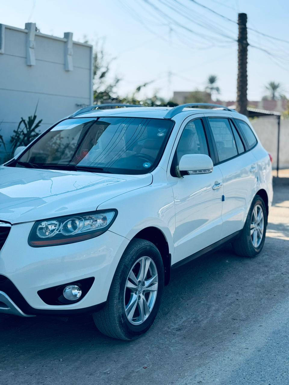 سيارة هونداي سنتافي موديل 2011 وارد خليجي.
سيارة كلش نظيفه ومال بيت و سونار موجود جديد .
السيارة كامل  مواصفات / دفع رباعي 4WD/ محرك 6 سلندر.3500
7 راكب .  
  كير اوتوماتيك بلادي. 
 محرك بلادي ما مفتوح. 
تدفئة وتبريد خلفي وامامي. 
بانوراما .فتحه في السقف .
قفل مركزي /شاشة ايباد كامل مواصفات. 
الجامات فل كهربائية/والمرايات الجانبيه ايظا كهربائية.
الكشنات مغلفة.
حساس خلفي .
كاميرة خلفيه
ثلاجة بلادي  في السياره. 
بصمة 
رقم اربيل جديد هزة وفحص جديد والتحويل اي يوم يعجبك.
السياره بأسم الوالد
السيارة ماشية 160 الف كم .
السعر   165 بيه مجال قليل
السياره موجودة في كربلاء الحسينية.
للإستفسار الاتصال بالرقم    ***********.
