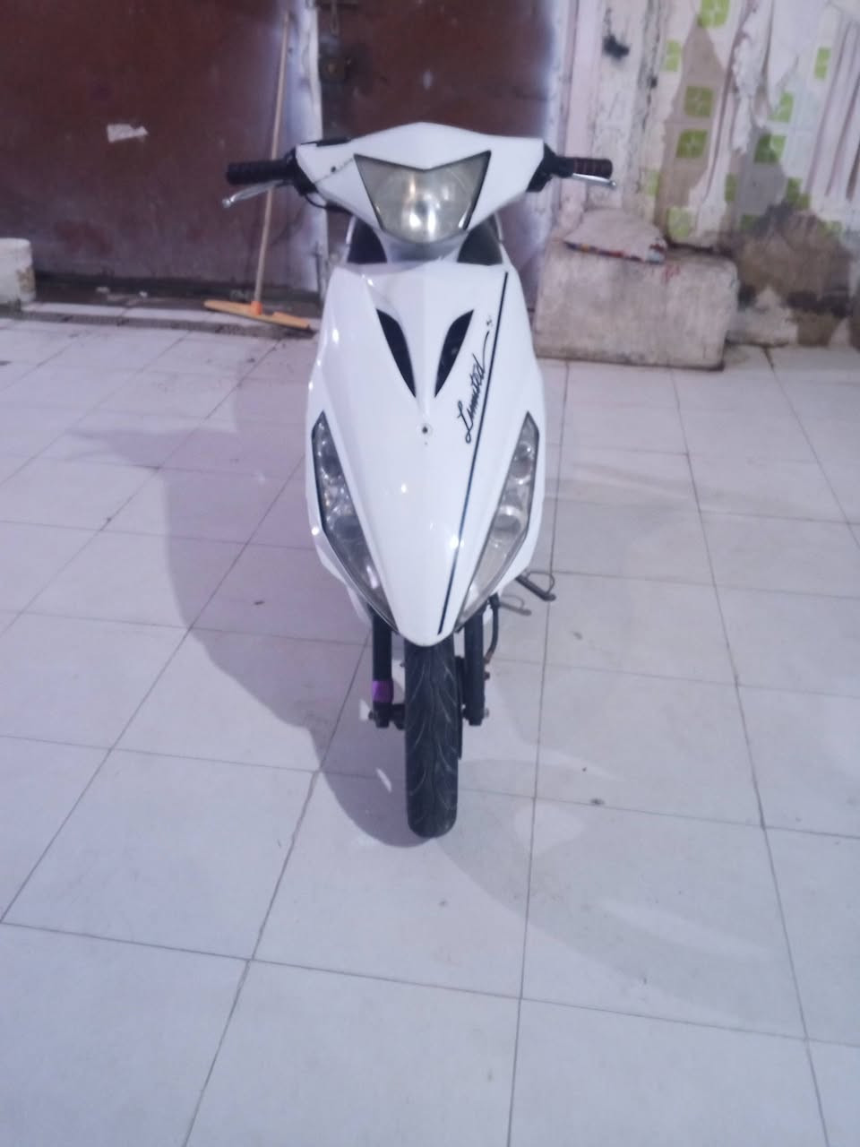 السلام عليكم دراجه ماكس ياباني أصل ياباني موصيني دراجه ماكس مضلع مكينه تخبل شلعه ومعدل تشك الكاع مكينه 55 نكره سلف وهندر نص دكه تشتغل الدراجه كلش حلوه ونضيفه كلوب عالي ناصي اشاير بك لايت قفل جنطه قفل سكان كله شغاله عليه كزوز FM دبلات وتواير بل جيس دراجه تاخذه تترحملي عليه وعلي للبيع اومراوس حسب القناعه المكان ناصريه مركز السعر 500وبيه مجال للشراي وبخدمتكم رقم الهاتف ***********
