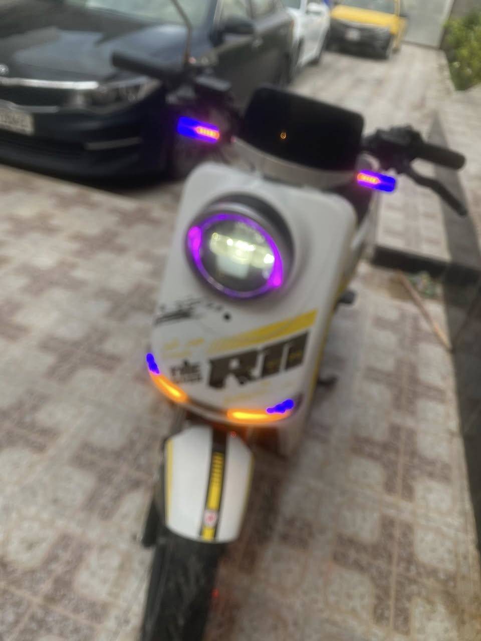 سلام عليكم اخوان
دراجه شحن r11 غنيه عن تعريف كوريه مو صينيه
تشغيل كارت و سويج 
بطاريات ٥ بدلتهن قبل ٦ ايام شرط اصليات ام ضمان
دراجه كامله كهربائيات فووول لايت زنون عالي ناصي اشاير هاي شغلات فوول مبيهه نقص بريكاتهه شرررط بل مكان ودراجه نشطه بشكل بيهه نقص فقط يده مال بريك امامي نكسرت وما بدلتههه سعررر ٥٠٠ وبيهه مجال للطيبين معجبك سعر تلكه الاحسن بس لتكسر بحلال العالم لان اول ما نزل عله ايدي …. مكان الرمادي شارع ٤٠ هـ***********
