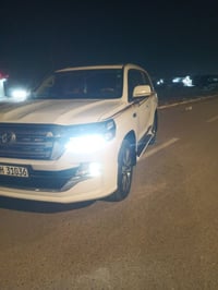 لاندكروزر 2012 محدثه 2019 سياره بصمه 2 كامرات اماميه وخلفيه مكينه وكير...